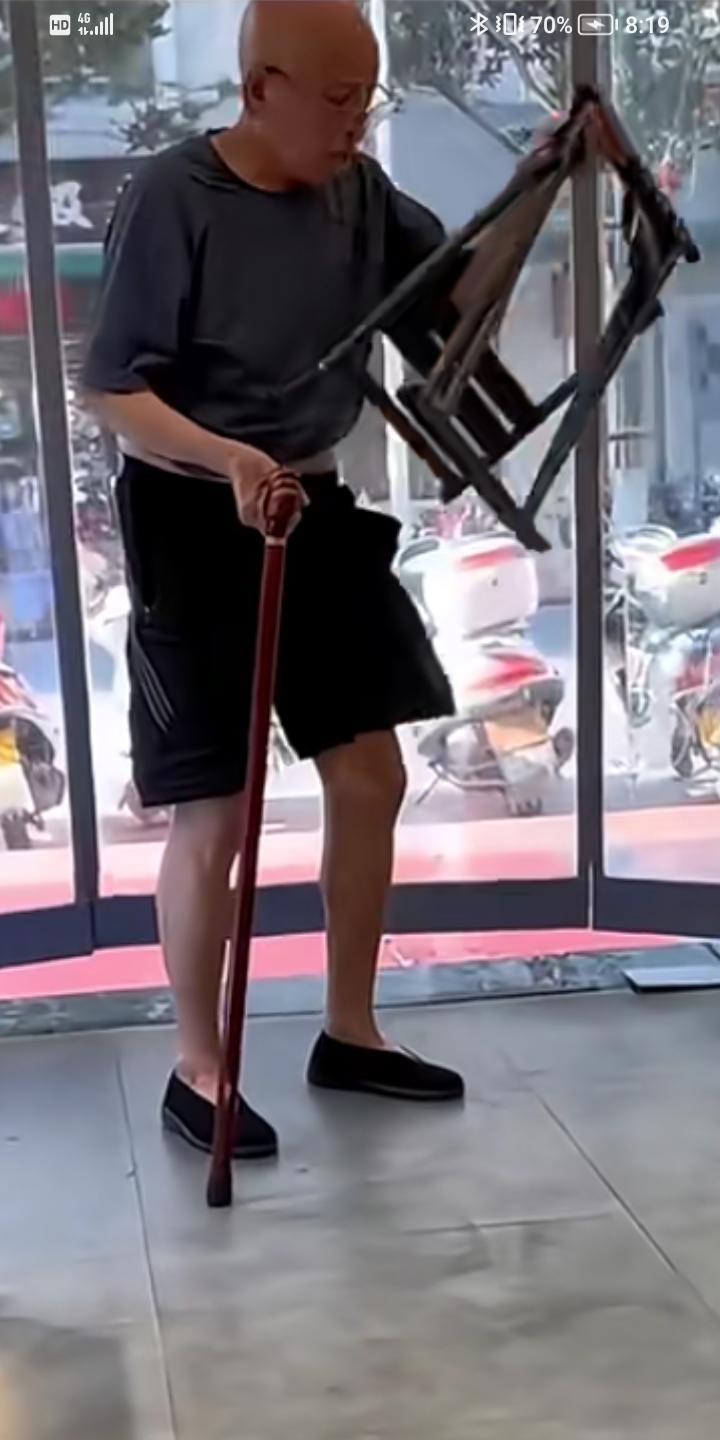 豁出去了，真不要命了，大爷浑身是病，拄着拐杖去吃冰淇淋，店员害怕了问？大爷，你这