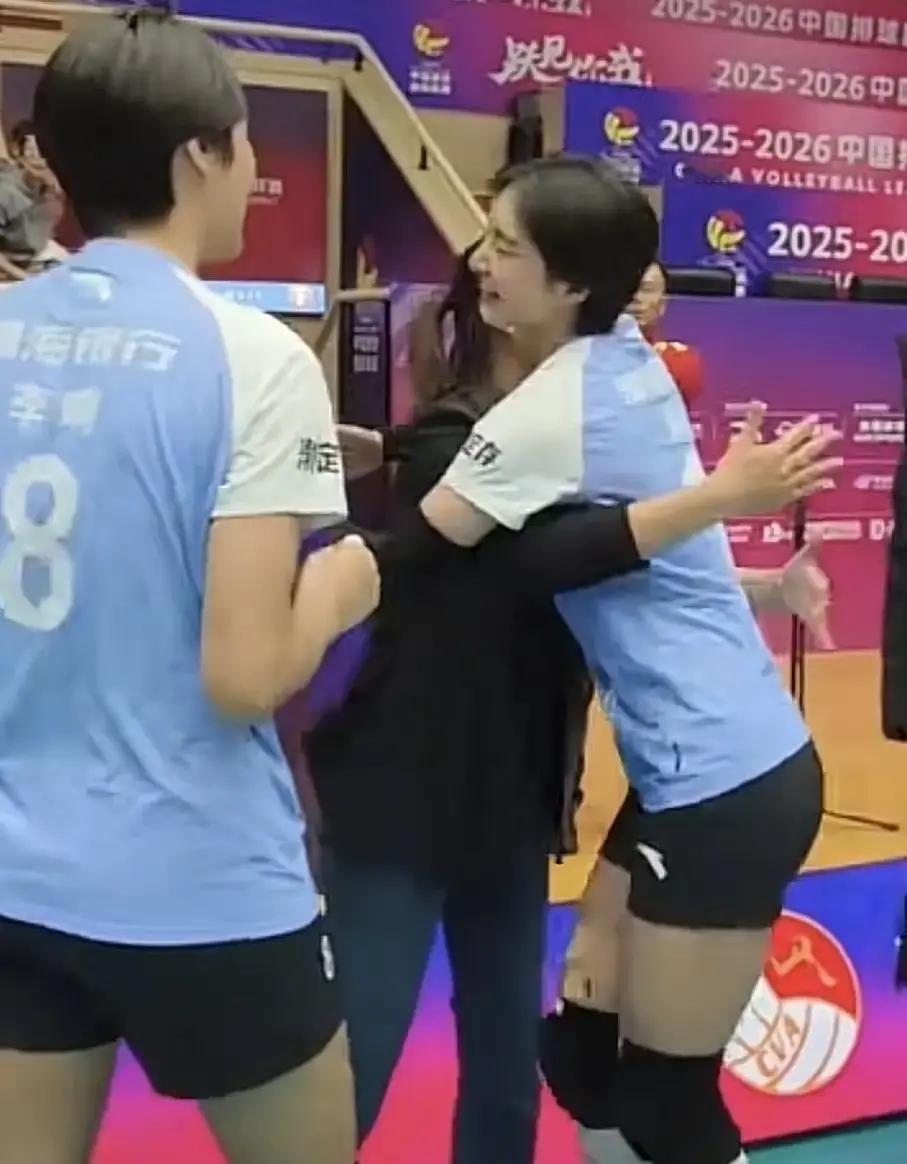 袁心玥坐场边，王茜摸头杀，00后小孩脸都红了天津女排赢球不稀奇，稀奇的是场