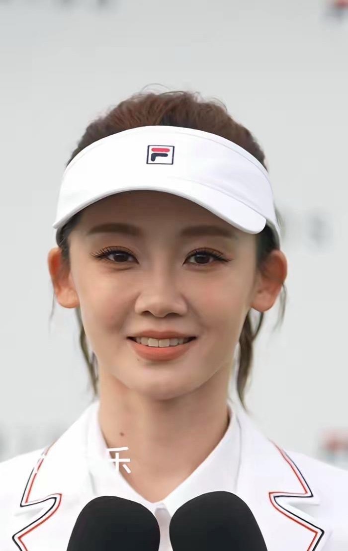 都说郑恺老婆苗苗和天王嫂方媛长得像，同样是生了三个，我觉得还是苗苗更胜...