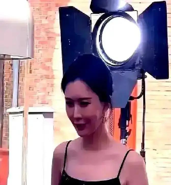 郭德纲于谦刚演完天津专场，一段即兴包袱被观众剪成十五秒短视频，一晚上就冲了上亿播