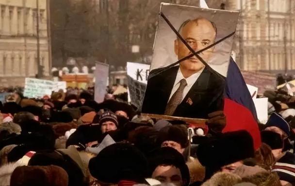‌苏联垮台，真凶不是美国，是自家300万特权阶层把国家啃空了。老百姓77%不信党