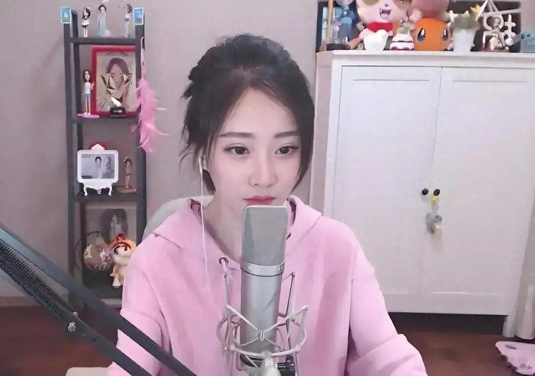 冯提莫直播间换装被封12月15日，有网友发现，知名网红冯提莫直播间被封，视频显