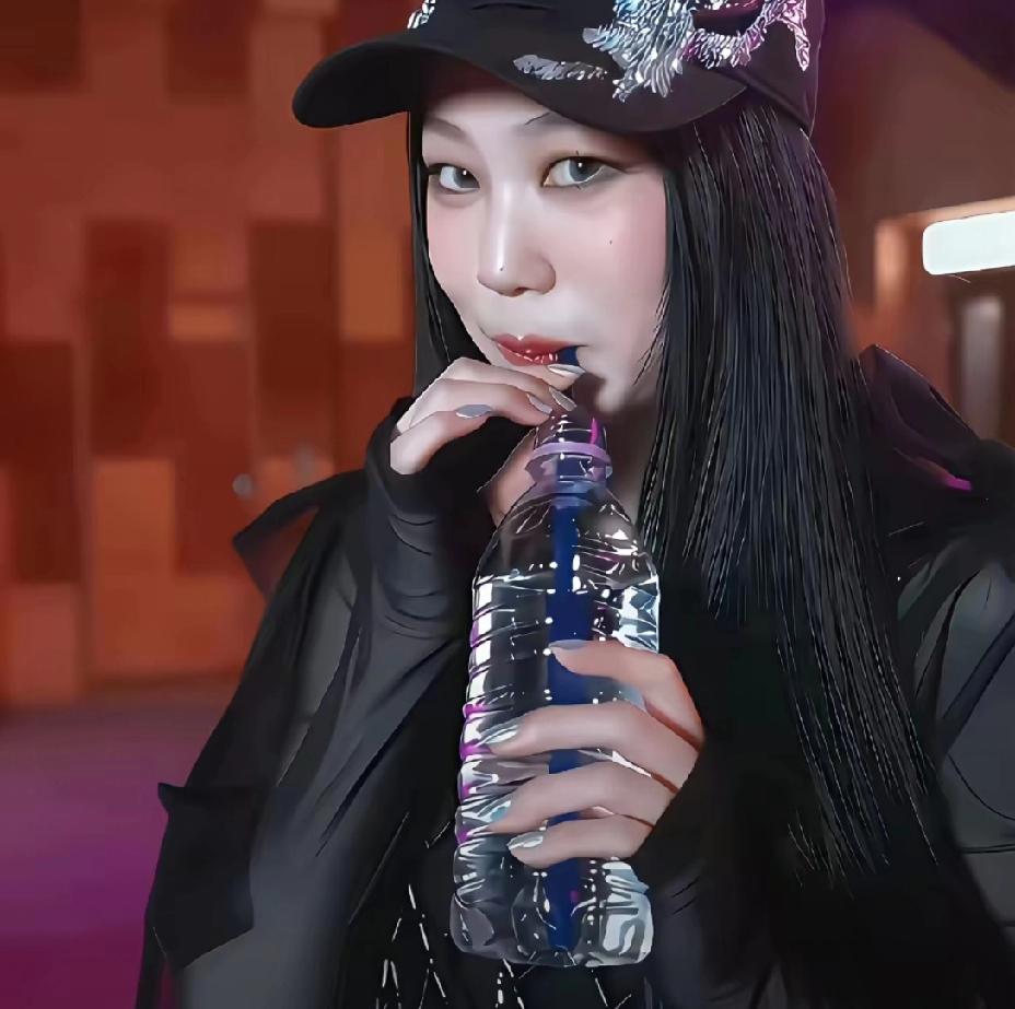 小沈阳女儿这个妆化的快认不出来了。