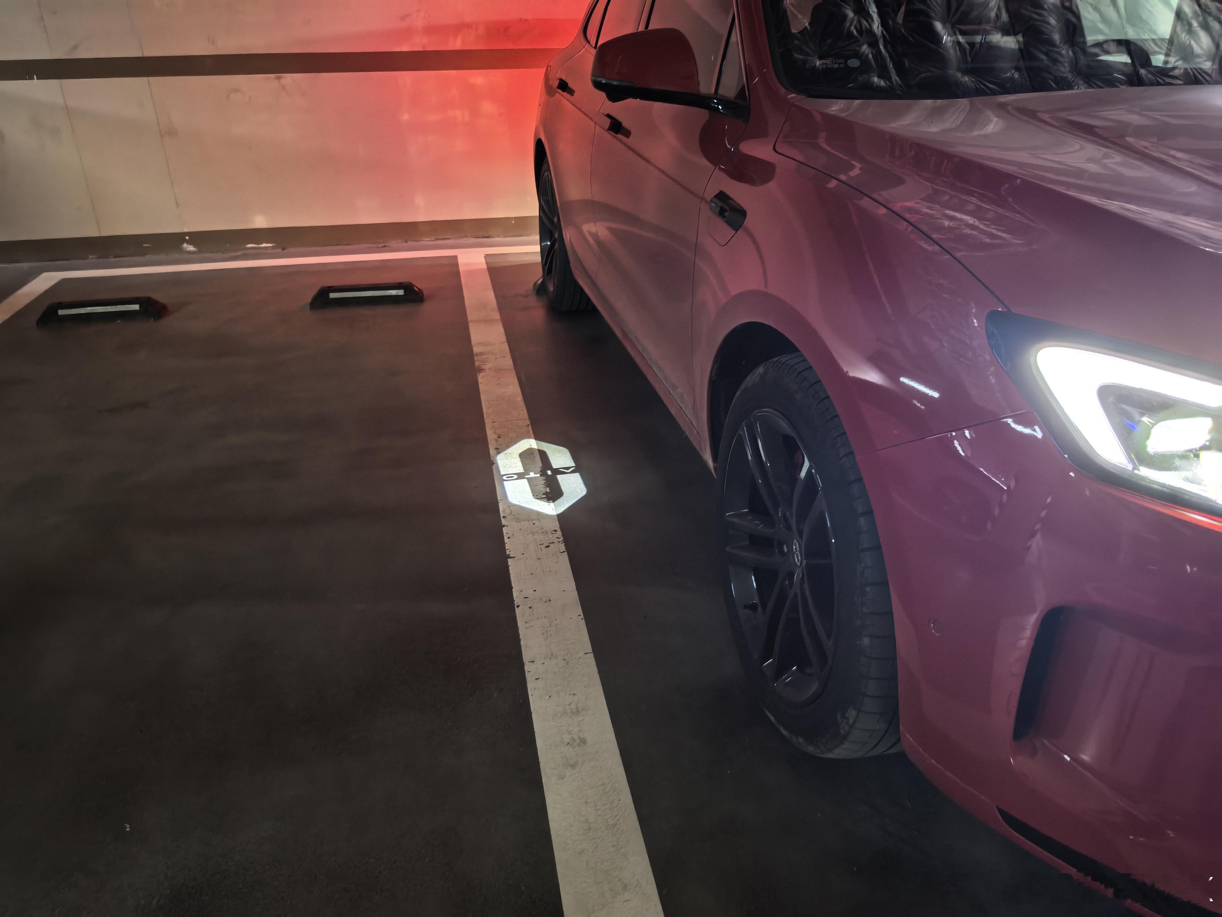 我停车都是极限靠柱给邻居留下最大的空间邻居是特斯拉车主也是非常靠他的那个柱子我们