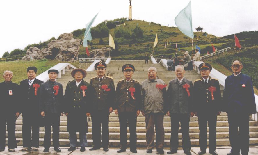 1990年，红军长征纪念碑在四川松潘落成。军委副主席刘华清上将前往参加落成典礼。
