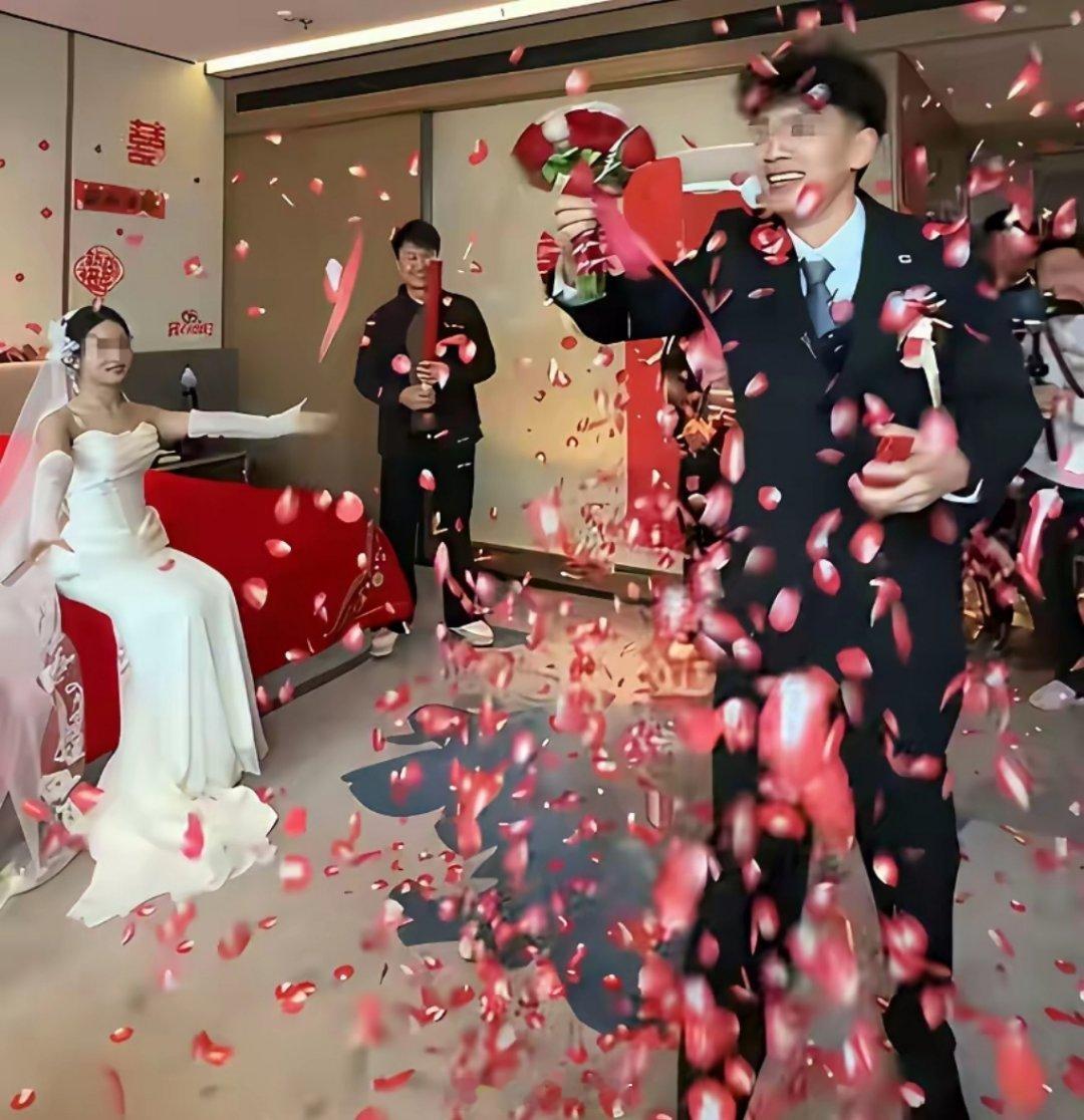 【离谱接亲现场：新郎竟错牵伴娘！新娘当场变脸】广西一场婚礼接亲环节惊现抓马一幕：