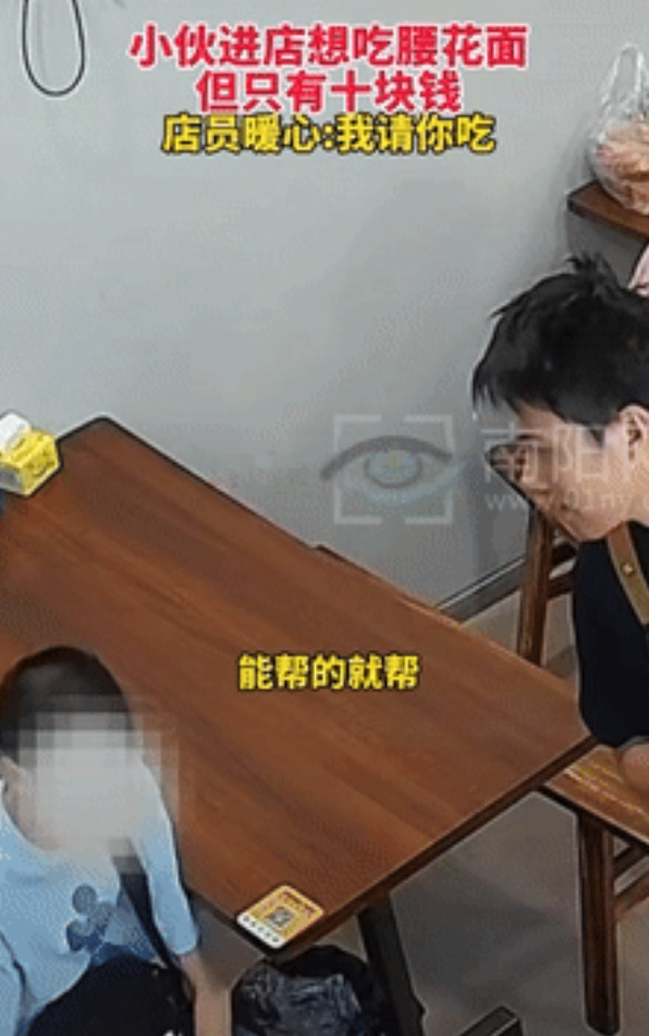 “太暖心了！”四川成都，傍晚面馆即将打烊，一个穿着朴素、背着破旧书包的男孩走进来