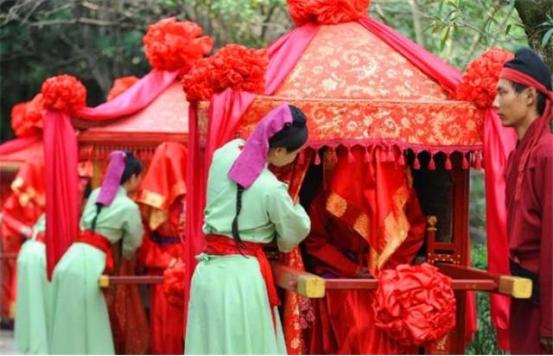 古代，一男子20多岁，还是个童男，在亲戚催促下，才成了亲。洞房花烛夜后，第二天，