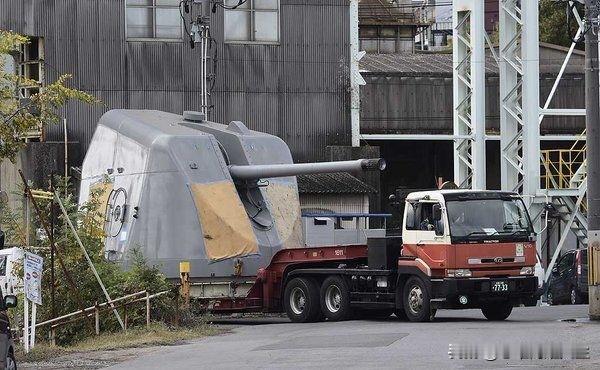 都说像图一里欧美127毫米舰炮已经很大了，吨位多在24-37吨右右，但是直到看到