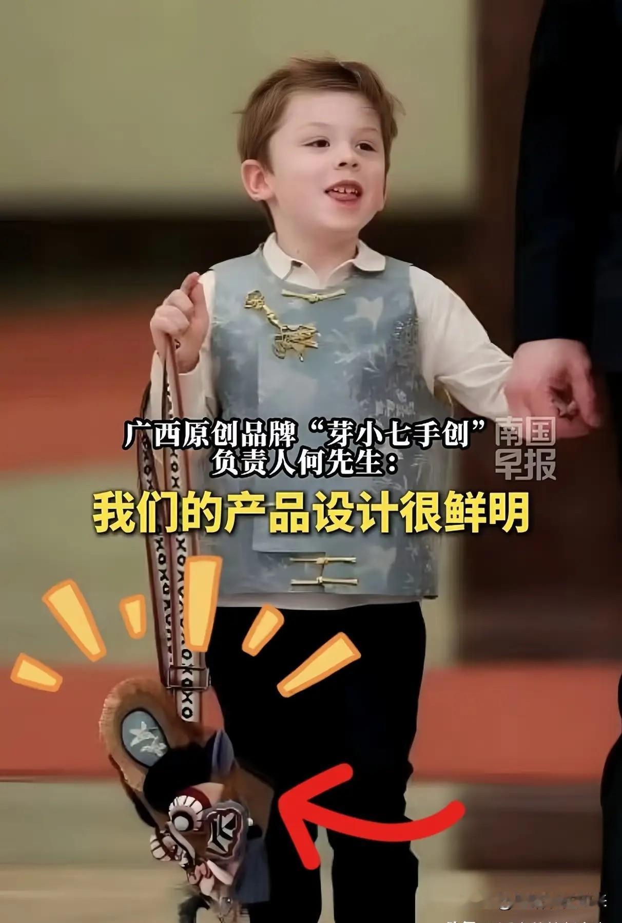马斯克带6岁儿子进人民大会堂，孩子这身穿搭有说法，还正在学普通话谁能想到，马