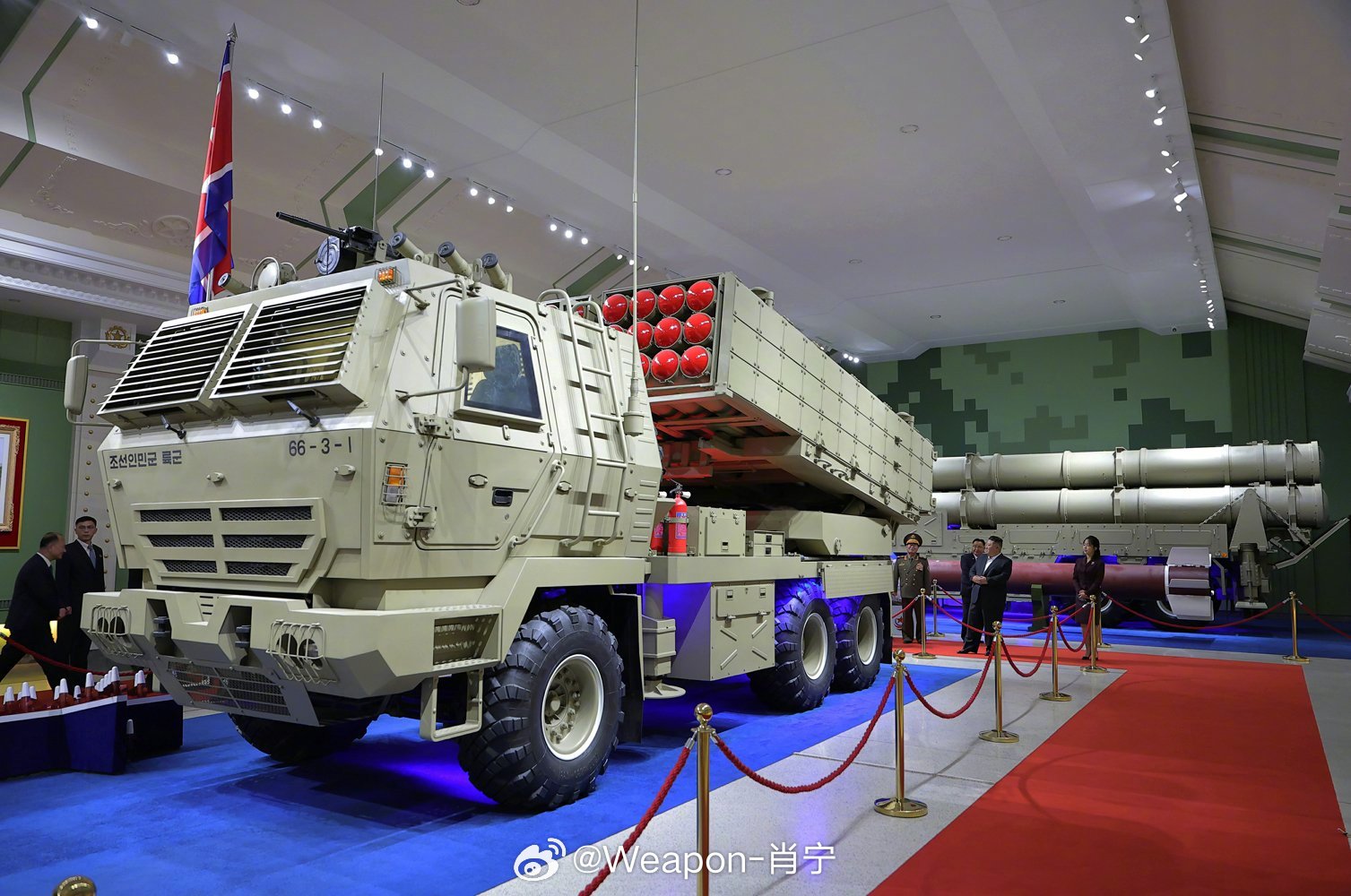 兵器影像朝鲜展出新式武器，领导人携女视察。