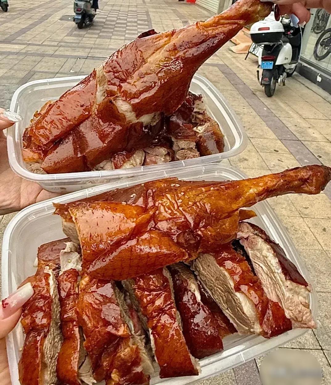 嗦粉，螺蛳粉，既臭又香的美食，闻起来有多臭，吃起来就有多香。螺蛳粉臭上臭螺蛳粉