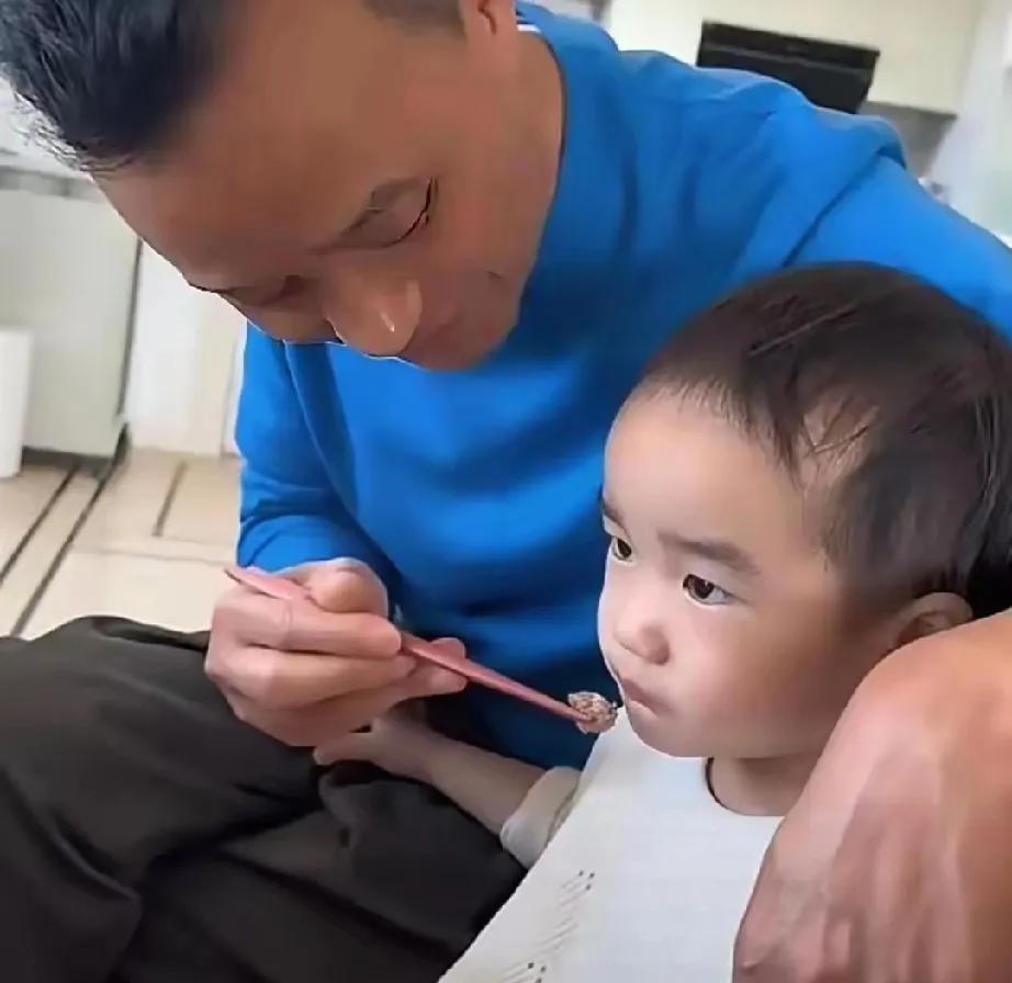 李亚鹏前妻海哈金喜携女儿李夏定居成都啦！李夏就读双语幼儿园，日常由外公程江接送。