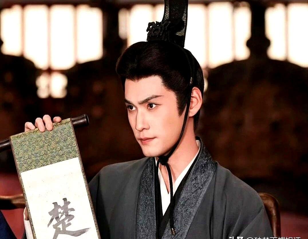 新剧《翘楚》火了，但观众全在热搜上喊“脸盲”。四个男演员，周翊然、王瑞昌、唐