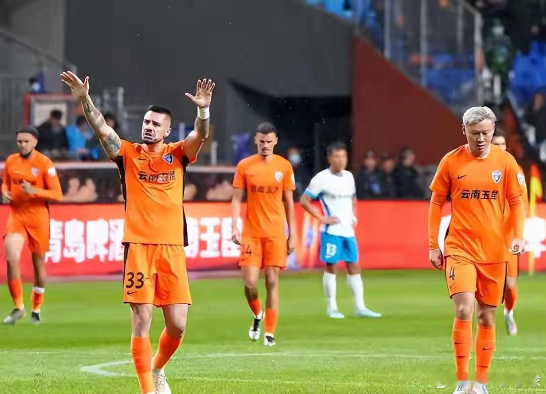 中超炸出重磅！200万欧第一后腰悄悄抵华下家直指西南劲旅中超冬窗未启先热，足坛