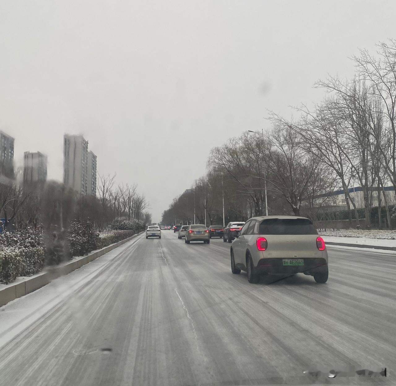 ＃济宁头条＃昨天下了一夜的雪，今天早上开车出门，街头上出现了罕见一幕，走了