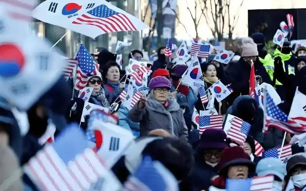 截止到9月15日，韩国已经有5.9万人联署，要求取消中国公民免签入境韩国的待遇，