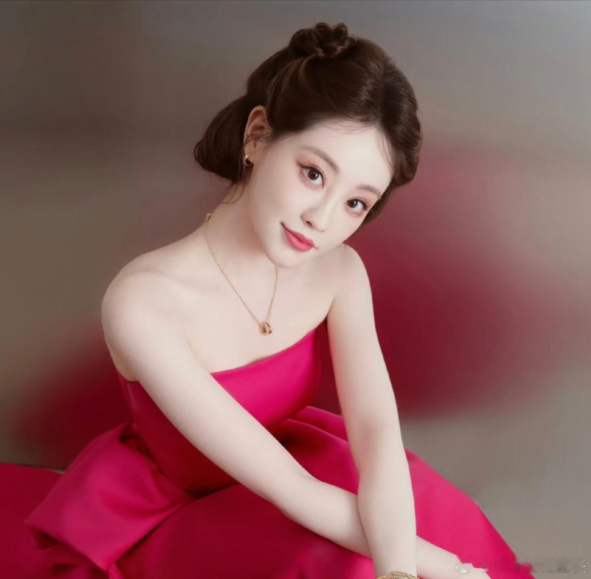 可盐可甜说的就是祝绪丹吧，一直软萌的她也能很A很御姐