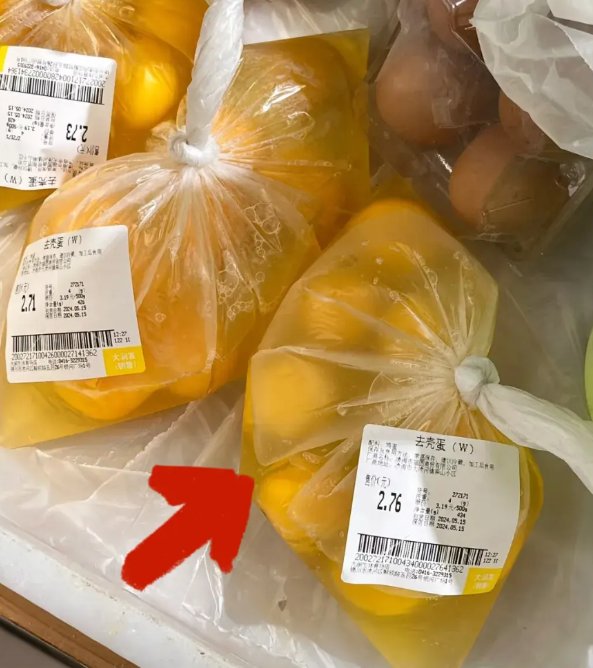今天去超市，正好碰见导购在打包碎鸡蛋，我看见那鸡蛋还不错，准备过去买点。旁边却有