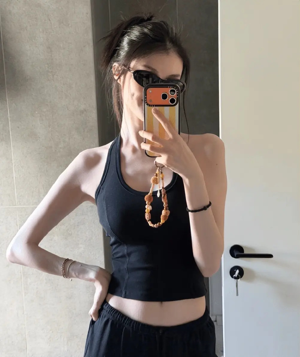 何穗美艳生图腹部有妊娠纹！她称这是孩子到来的证据  直言“小腹有松弛纹...