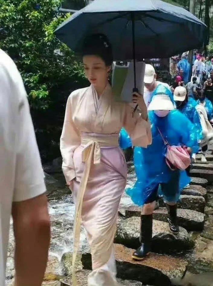 网友说王楚然这个身材算是内娱卡戴珊身材了吧？