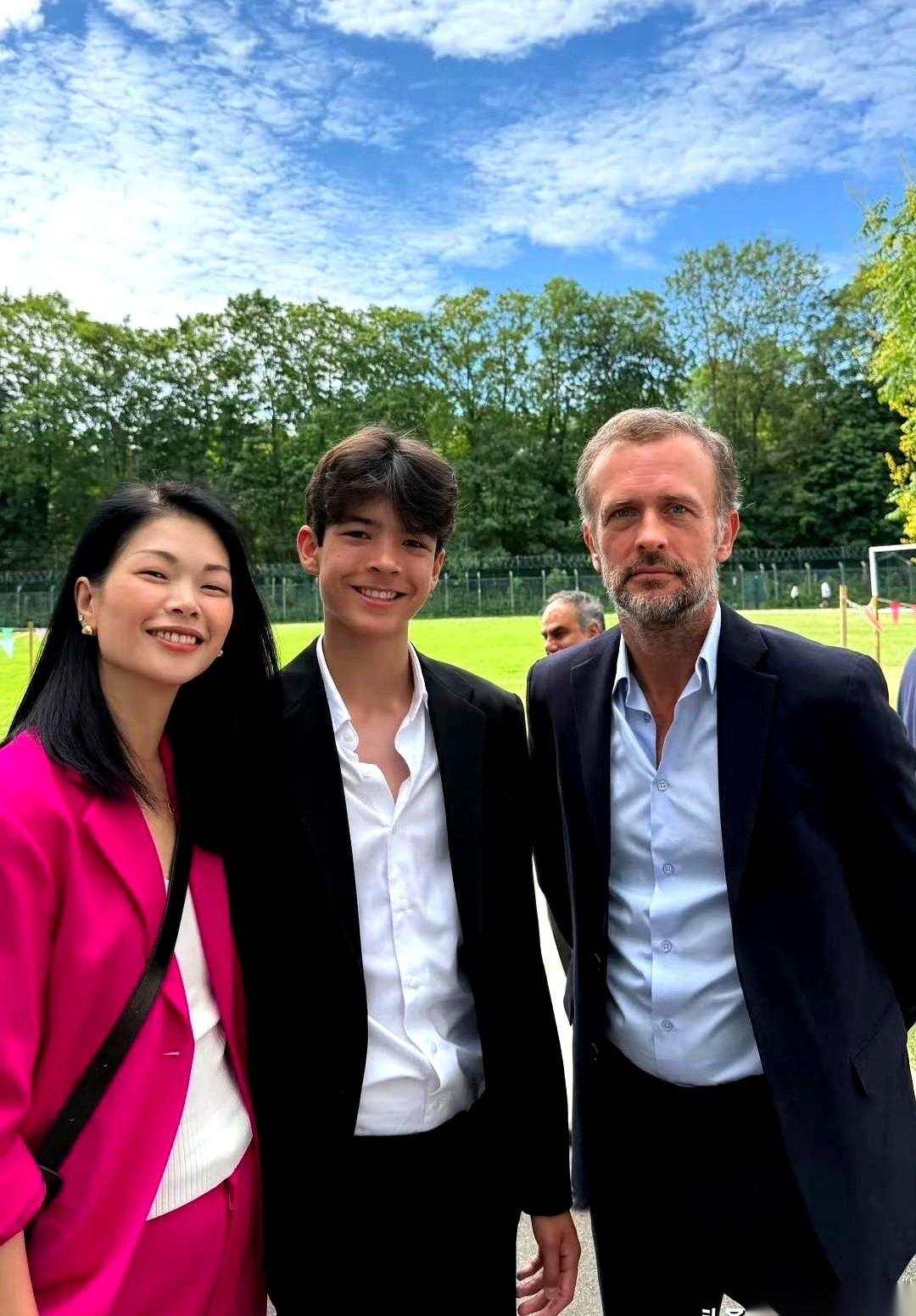超模吕燕一家三口最近现身，是去参加她14岁儿子的初中毕业典礼。照片里，儿子身高已
