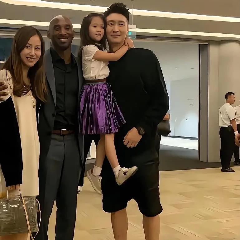这是2019年科比来中国时与孙悦一家三口的合影，没想到仅大半年后科比因直升机事故
