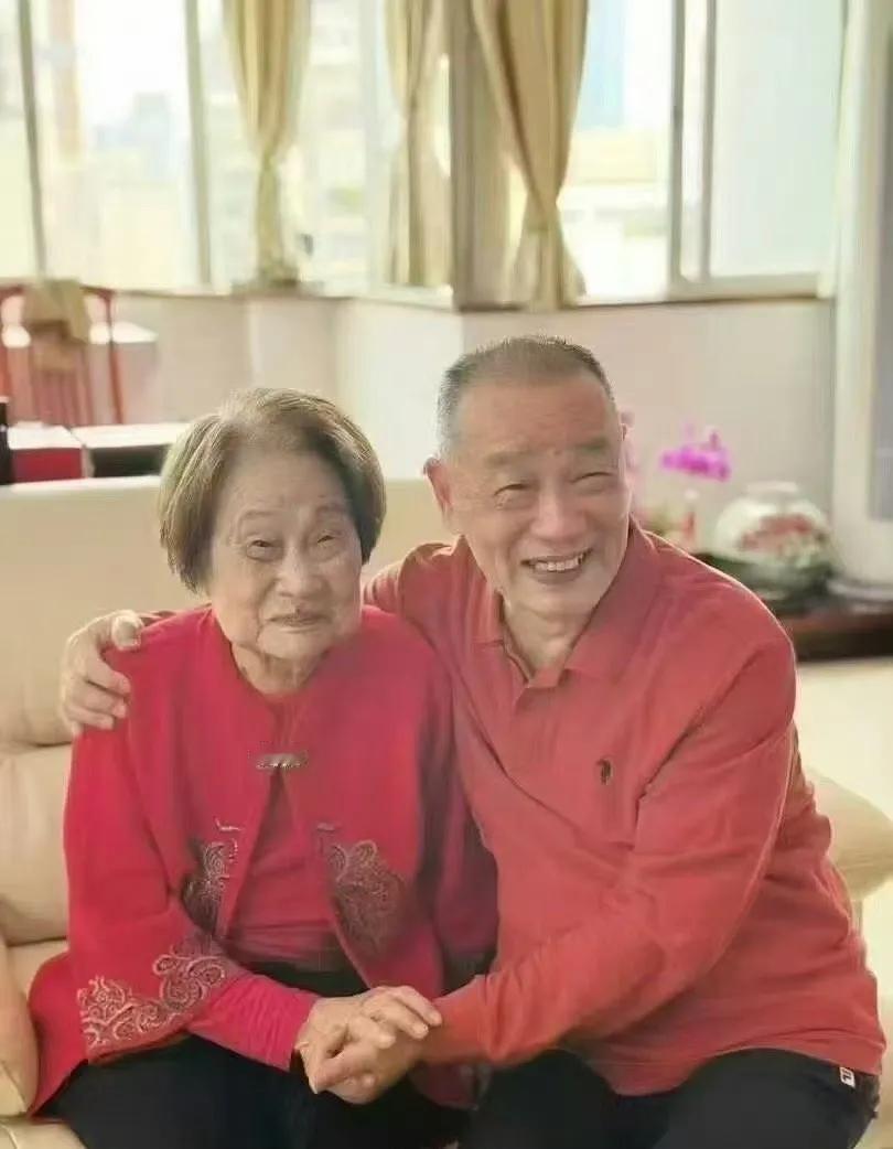 这个应该是谣言吧？这不是一个人吧？不是被判死刑了吗？哪里还存在出狱一说？