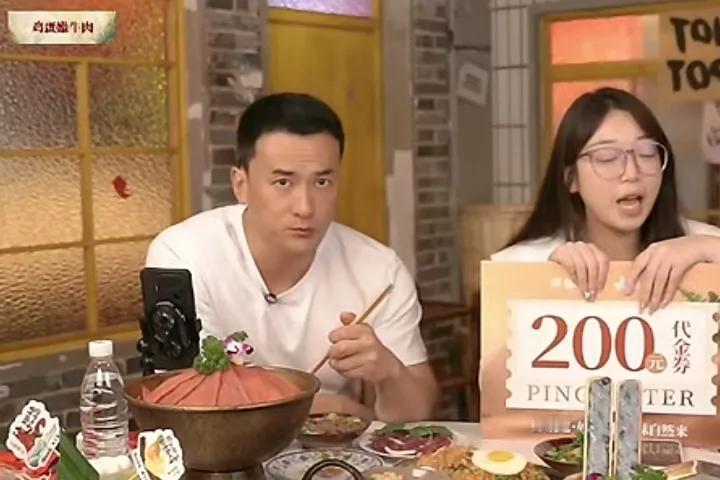 靠着直播带货，赫子铭终于找回了自信。因为和何洁的婚姻弄得灰头土脸，很长时间没有