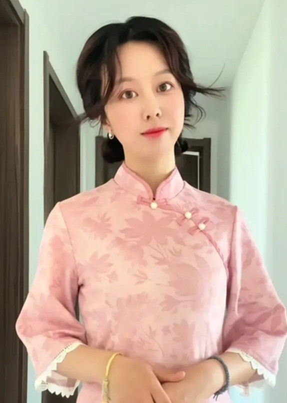 堂嫂不忍了呀，今晚直播直呼田静为短下巴，说昨天听到那个短下巴的直播说什么占房子，