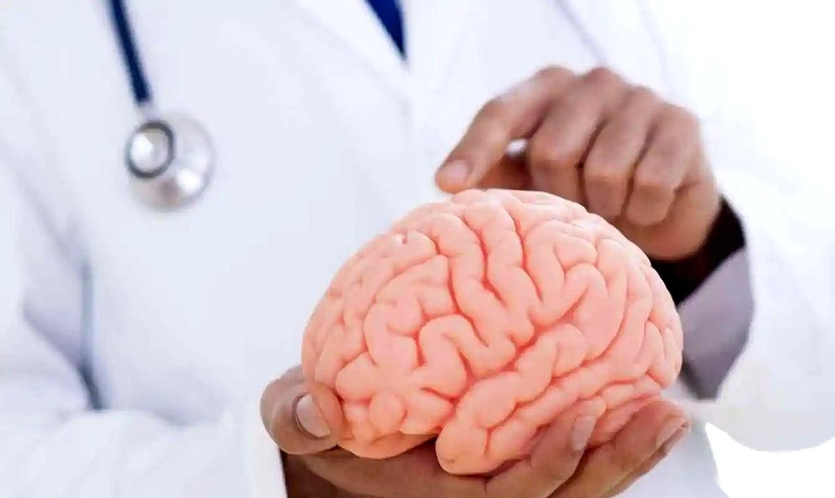 刚从医院回来，心里堵得慌。我一朋友，两口子，前后脚，双双脑梗。躺在病床上，话