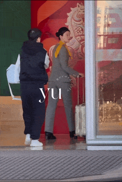 2.19日，孙颖莎王曼昱等国乒队员在北京出发，去往新加坡参加比赛。莎莎背着她