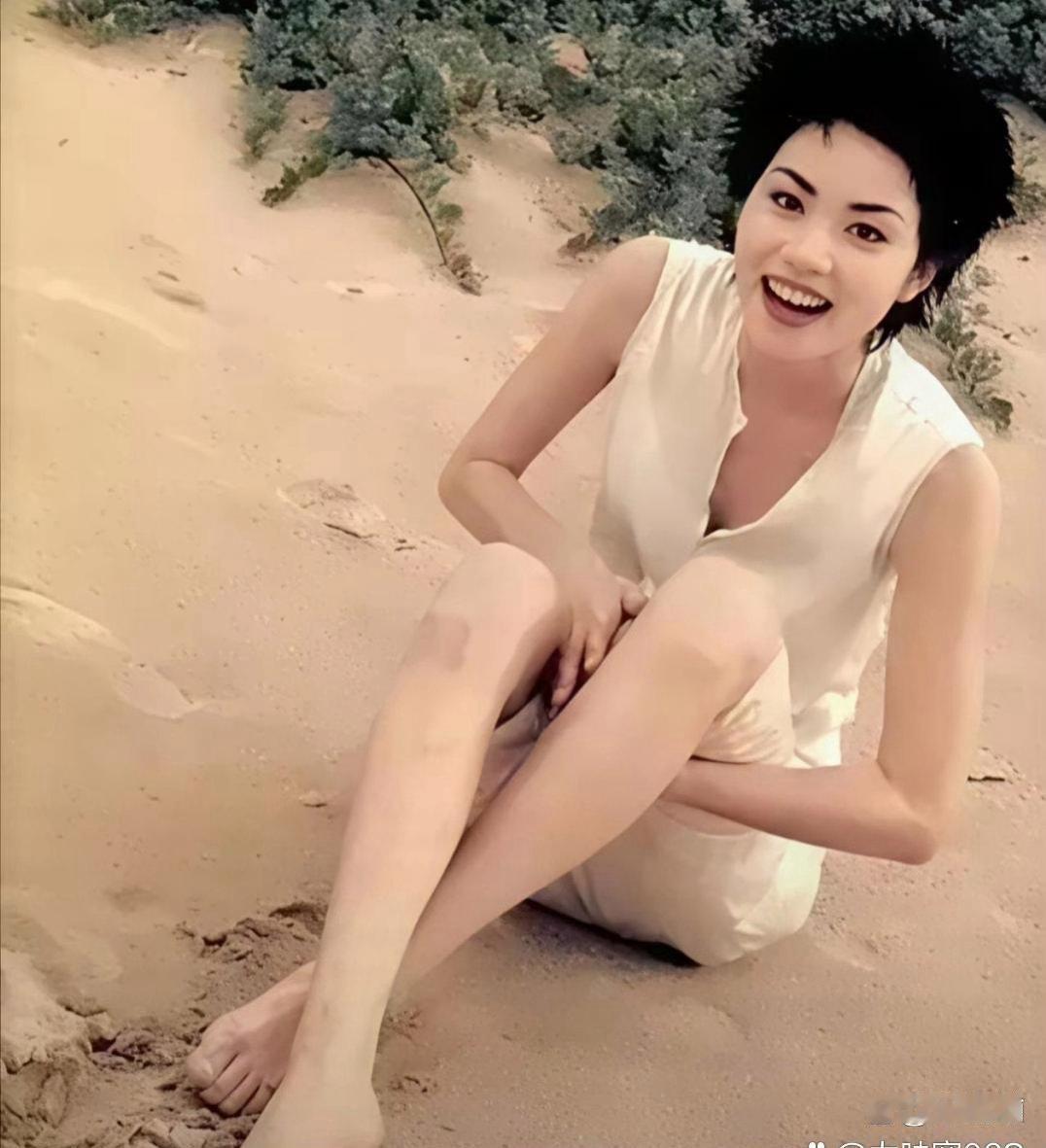 王菲身姿曼妙纤细，足部温婉精致自带韵味，轻盈柔美格外动人，处处尽显独特风情。