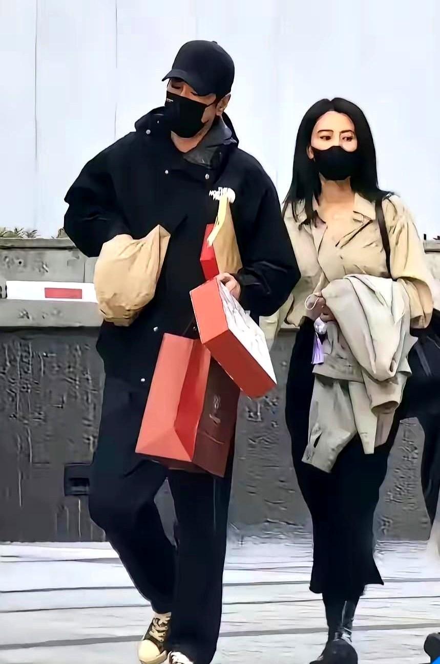 最近高圆圆露面状态绝了！嫩得像18，松弛感直接拉满，镜头前从容温婉，藏都藏不住的