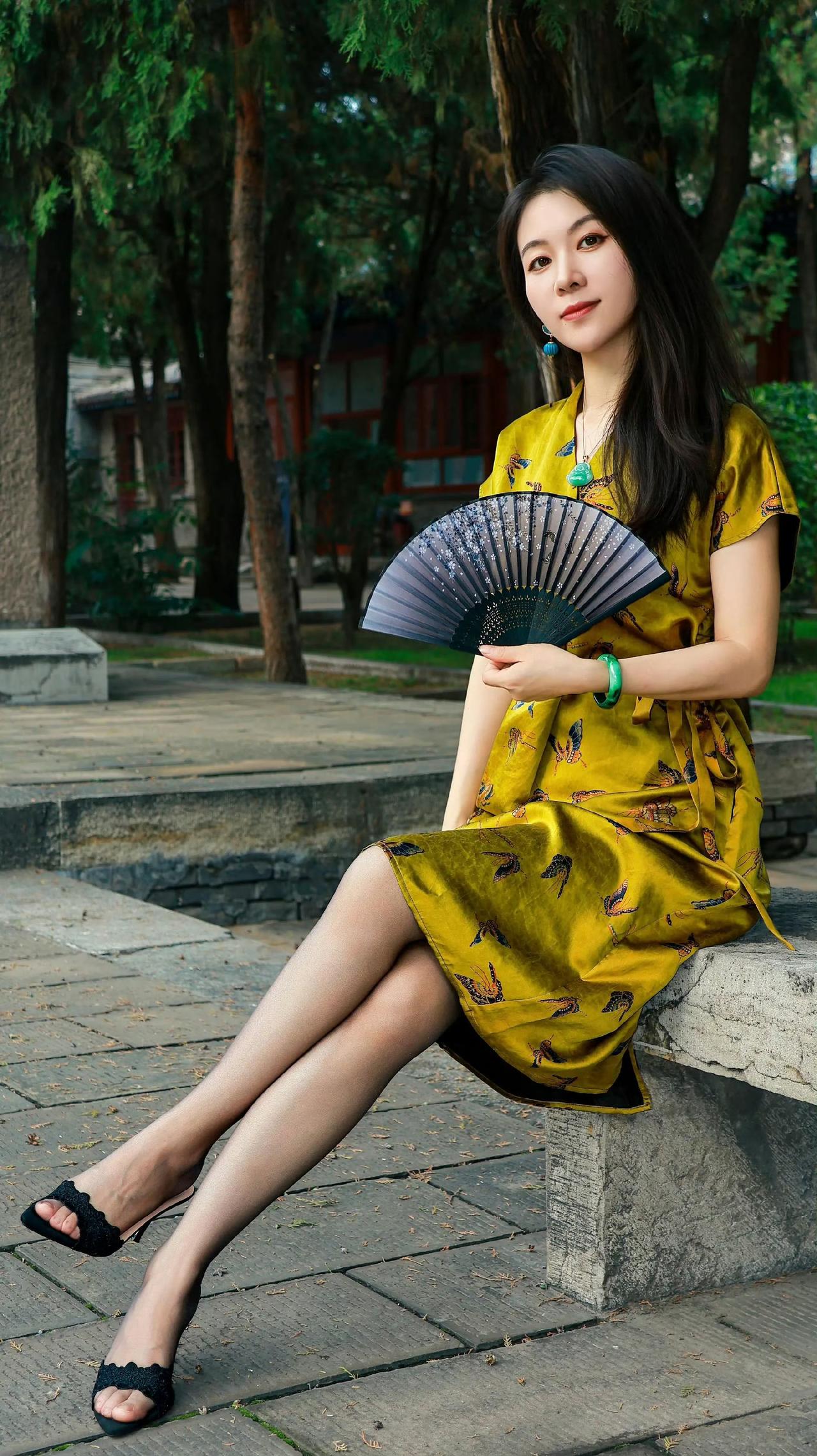 高饱和撞色新中式穿搭分享🌿姜黄色中式连衣裙搭配黑色镂空高跟凉拖，再配上新中式