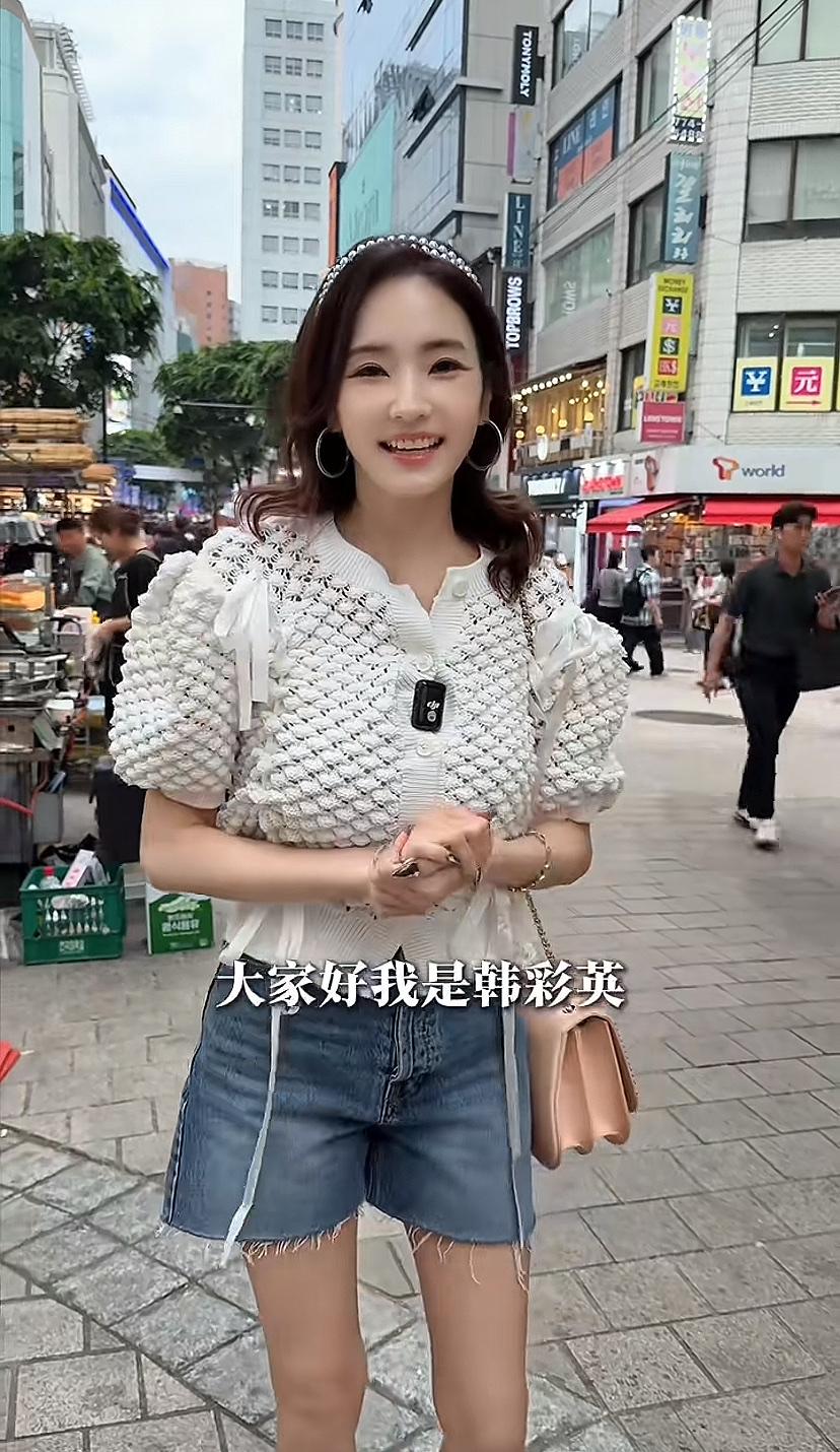 韩彩英中文说的真好，45岁的样子和20年前好像没有多大变化啊。2004年韩彩英