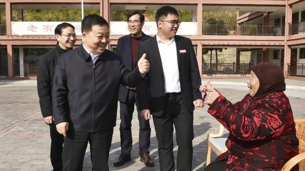 没想到在江西省工作的老叶是河海大学的校友，河海大学的前身是华东水利学院，再往前追