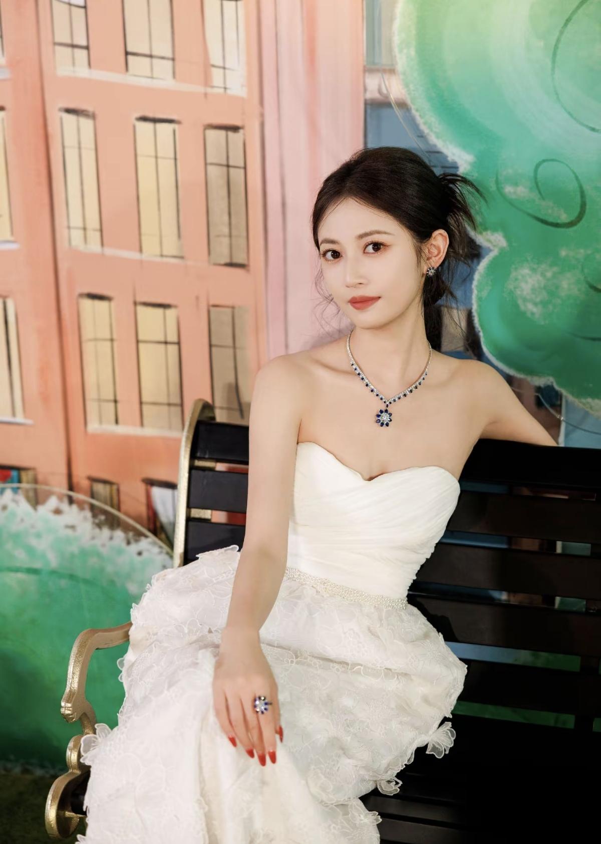 抹胸裙勾勒出利落肩颈线，陈钰琪把清冷与明艳揉得恰到好处，锁骨处的光影流转，高级感