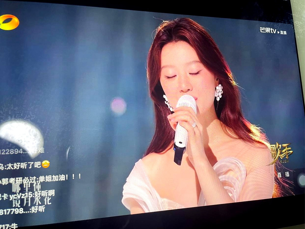 单依纯，这名字现在是真火。年轻一代歌手里，她稳坐第一梯队没啥问题吧？声音灵，舞台