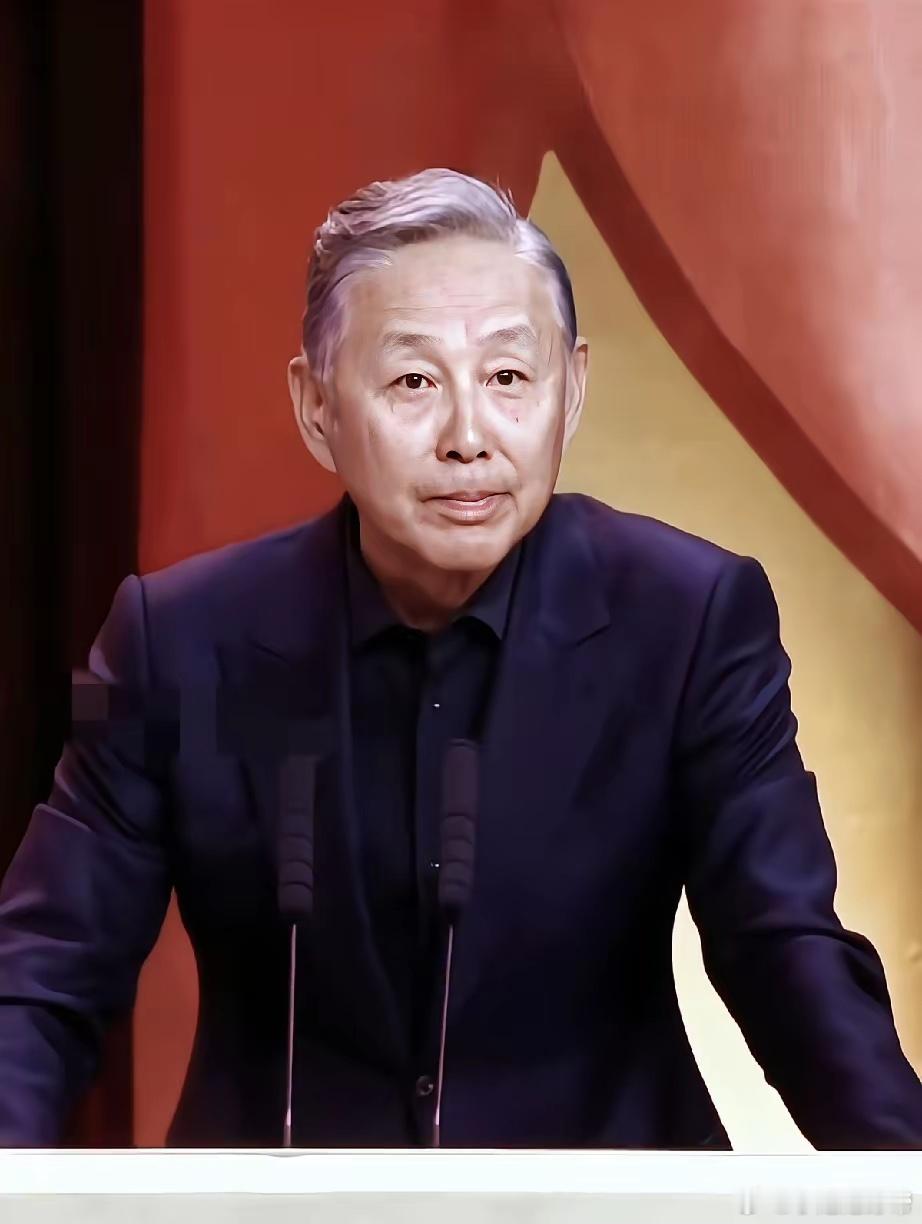 陈道明宣布第38届金鸡电影节闭幕，高清怼脸拍，老得让人心疼，双眼下方有明显的老年