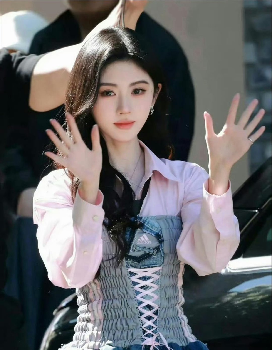 才发现白鹿这个妆容不就是鞠婧祎吗，你觉得谁更适合这个妆容呢？