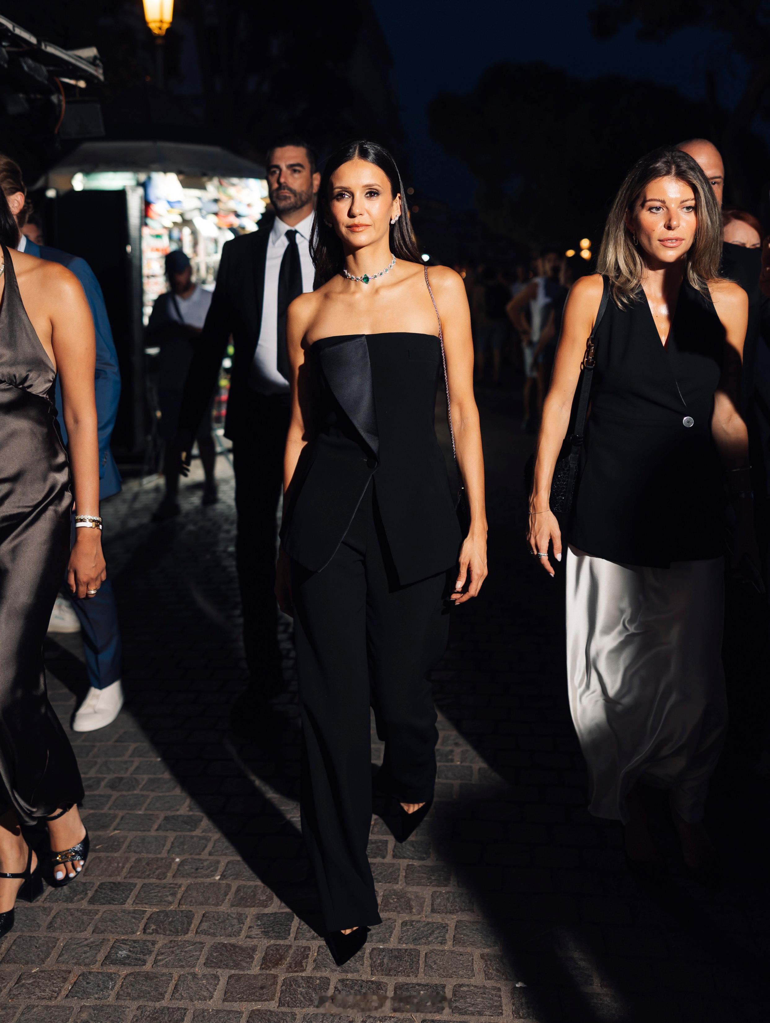 妮娜NinaDobrev9.3现身威尼斯电影节出席阿玛尼美妆晚宴活动一身