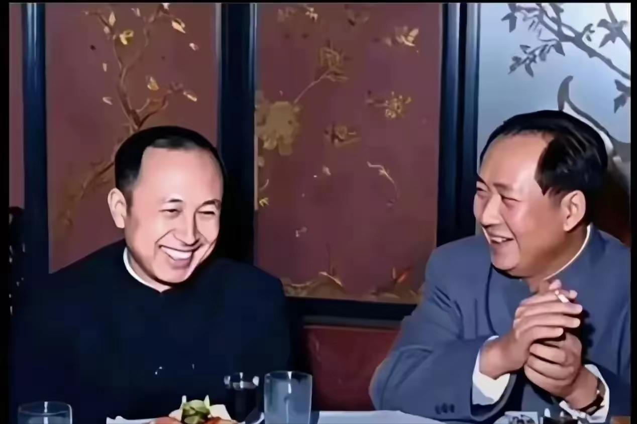 这是毛主席和钱学森在晚宴时的真实合影，都看看吧，毛主席对待钱学森关爱有加，一副和