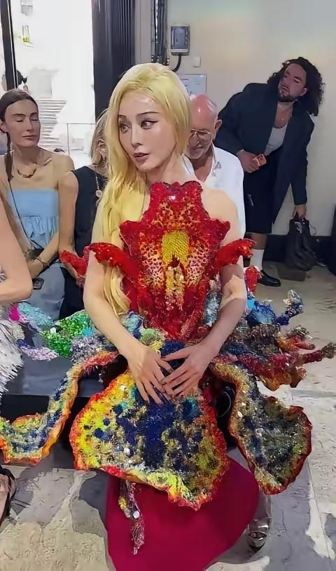 感觉她现在的穿着打扮怎么跟网红一样哦，头发染成了很俗气的金黄色，妆容就更网红了，