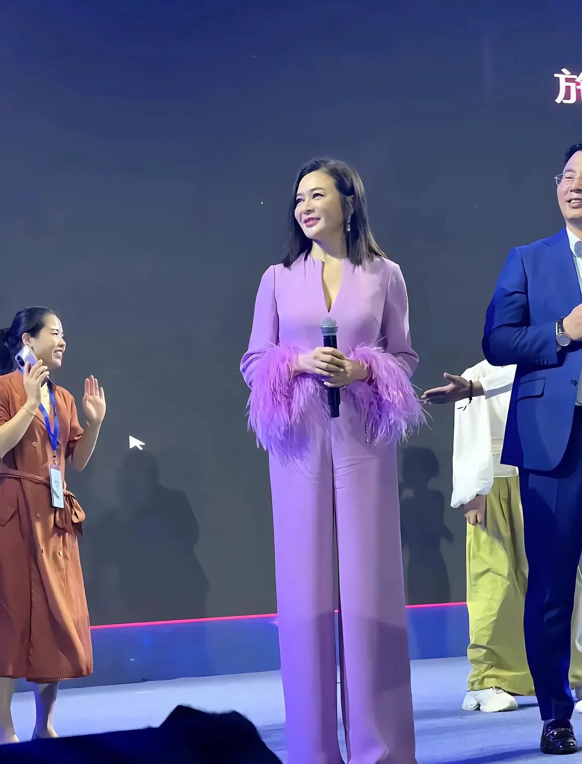 天哪！原来关之琳这么高呀，与男明星站在一起，身高气场都不输分毫！