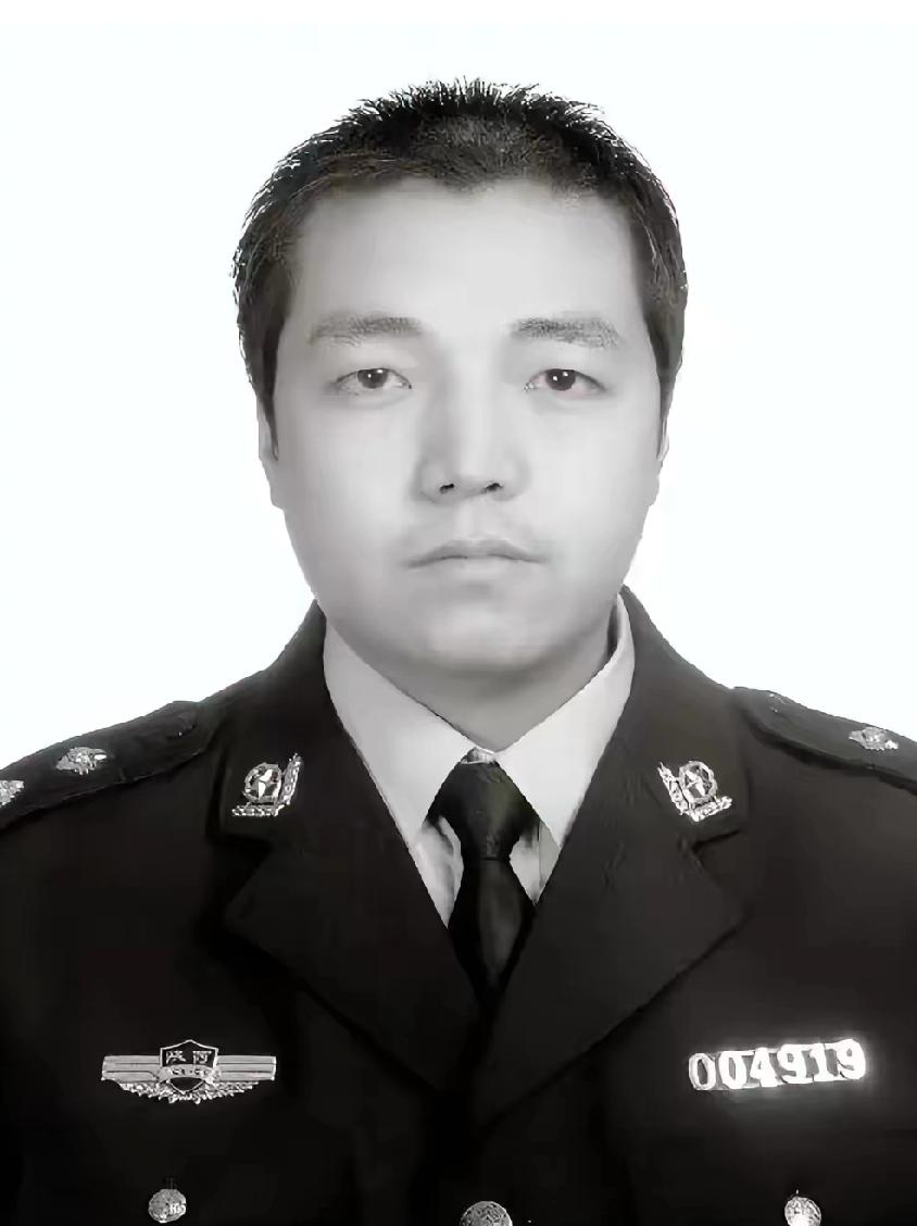 陈勇，男，汉族，陕西咸阳市兴平人，1979年5月出生，2000年8月参加公安工作