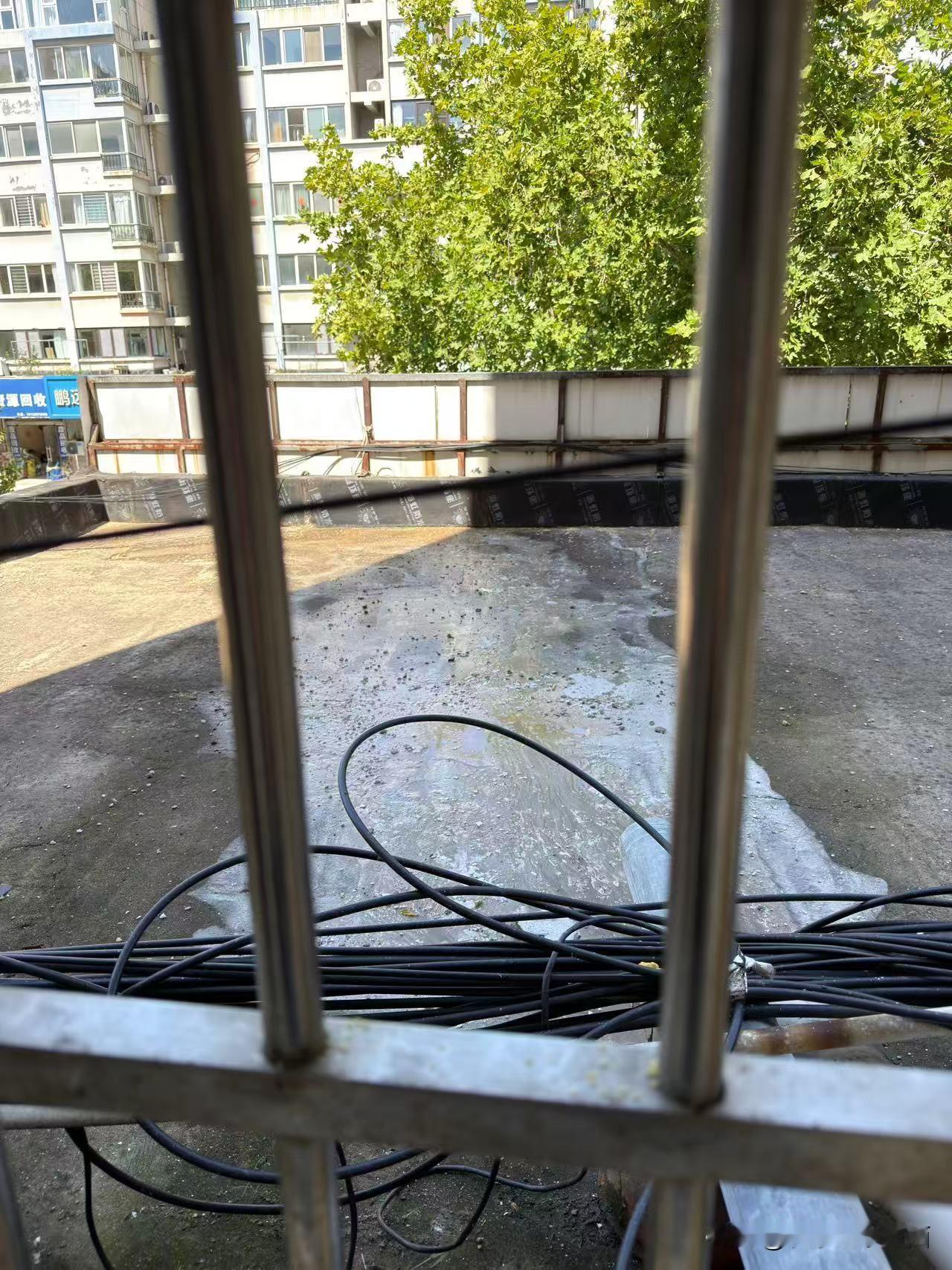 帮邻居问一下，楼上泼脏水，咋解决？具体内容是：五单元西边楼上的你们干嘛呢？二楼