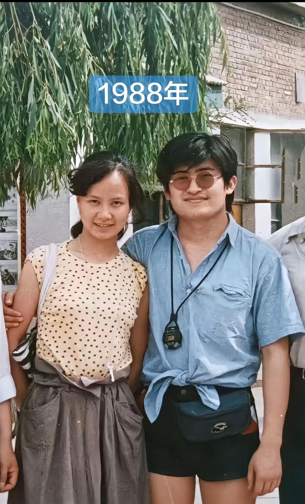 1988年，刘欢和妻子卢璐领结婚证那天拍下的照片。卢璐脖子上挂把钥匙，刘欢脖子挂