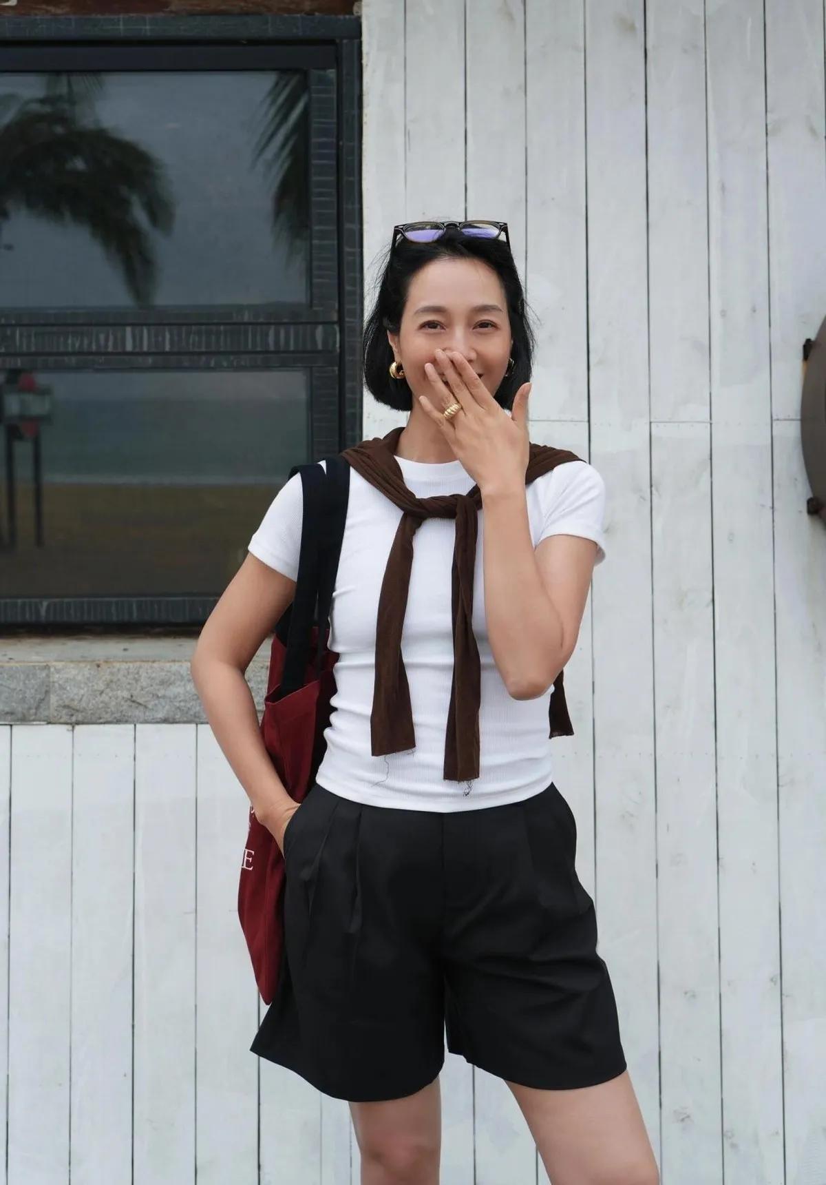 不得不说朱丹真的太懂中年女生穿搭了！没有花里胡哨的款式，全是基础单品，简简单单
