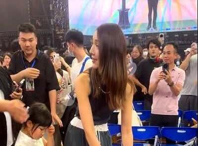 王祖蓝佛山开演唱会，40一张票也没几个人看，台下摆的椅子廉价又不舒服。不